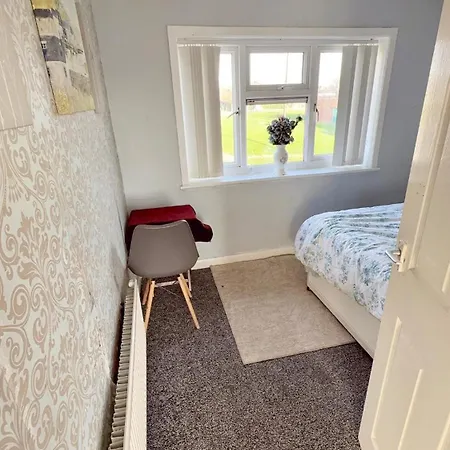 4 Spacious Bedroom House Seacroft With A Drive