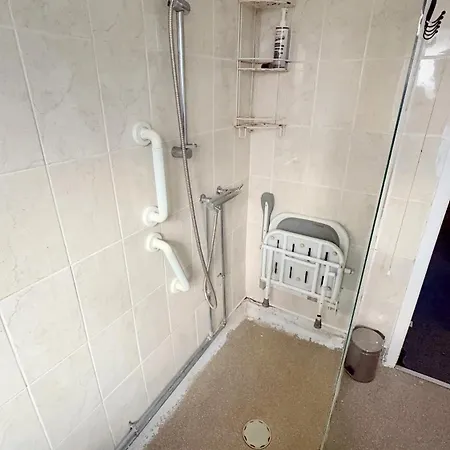 4 Spacious Bedroom House Seacroft With A Drive *