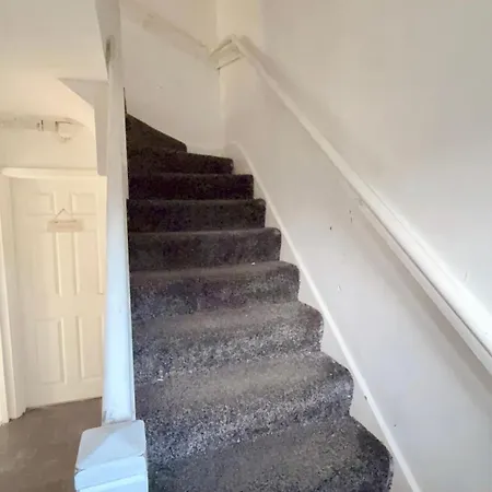 4 Spacious Bedroom House Seacroft With A Drive *