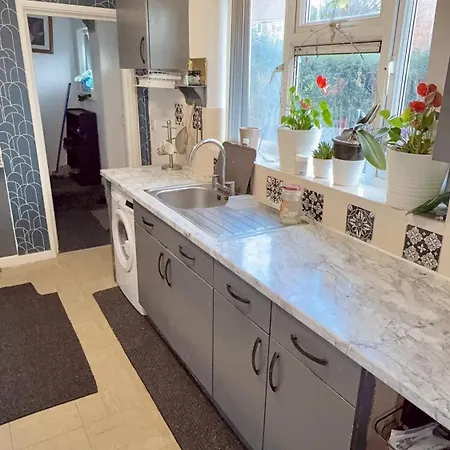 4 Spacious Bedroom House Seacroft With A Drive